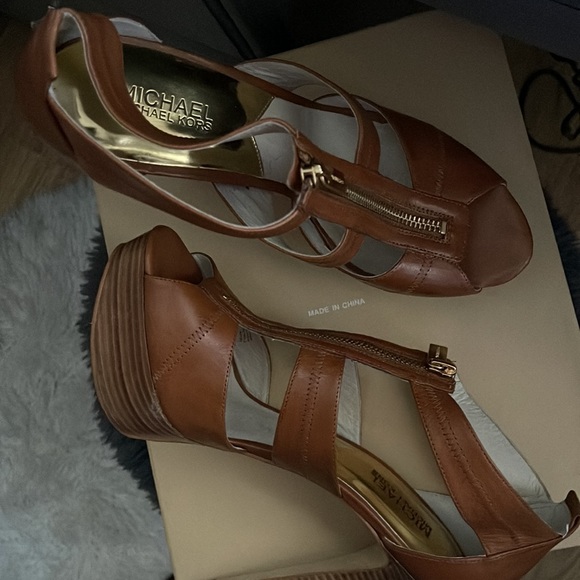Luggage/dark Tan size 10 heels, - Picture 2 of 4